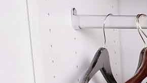 Escondido en el armario, el propietario tenía una pistola para asustar a quien se apoderó de su vivienda