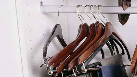 Escondido en el armario, el propietario tenía una pistola para asustar a quien se apoderó de su vivienda