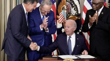 En 2022 Biden firmó la Ley de Reducción de la Inflación.