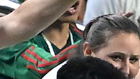 Christian Pulisic celebrando el primer gol de Estados Unidos.