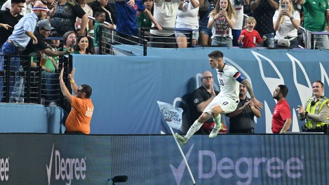 Christian Pulisic celebrando el primer gol de Estados Unidos.