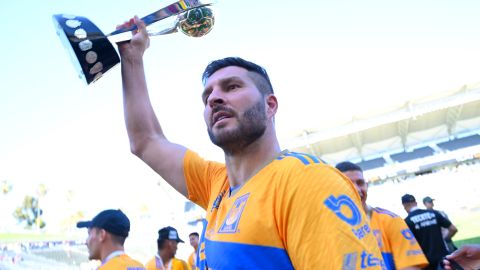 André- Pierre Gignac alzando el Campeón de Campeones.