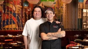 Acurio (izq) junto al Chef Ejecutivo de Jarana, Jesús Delgado. Foto: Liz Clayman