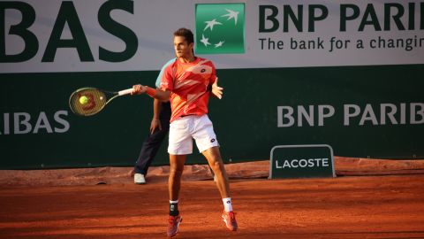 Peruano Juan Pablo Varillas hace historiaen Roland Garros avanzando a octavos de final para enfrentar a Novak Djokovic