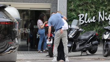 Clara Chía y Gerard Piqué se comen a besos en la calle: paparazzi los captó en el acto.