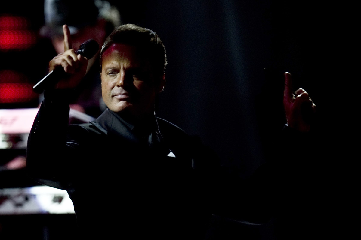 Luis Miguel pretende reaparecer en los escenarios después varios años de ausencia obligado por las deudas que arrastra.