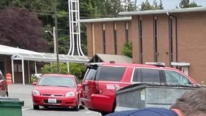 La tapa del pozo se rompió cuando el niño se paro sobre ella.