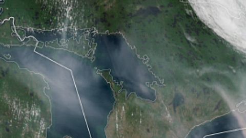 Imagen satelital de Nueva York, afectado por el humo de incendios en Canadá.