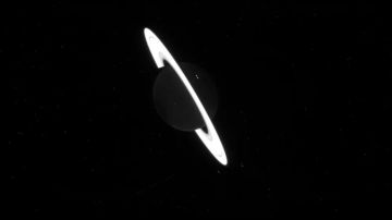 El metano que captura la radiación infrarroja de 3.2 micrones hace que Saturno se vea oscuro.
