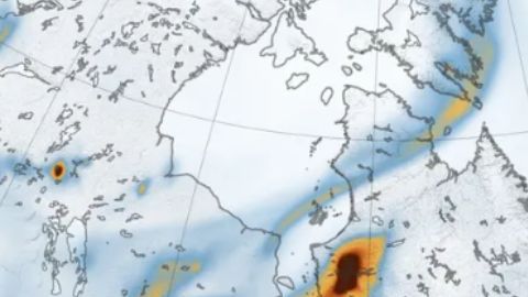 El satélite Terra de la NASA capturó esta imagen de una columna de humo que se extiende desde Canadá hasta Europa.