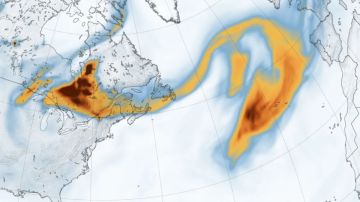 El satélite Terra de la NASA capturó esta imagen de una columna de humo que se extiende desde Canadá hasta Europa.