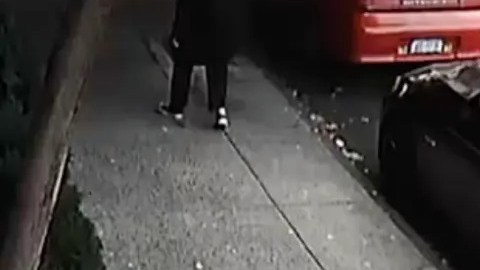 Los funcionarios describieron al tirador como un hombre que vestía un chándal azul claro y zapatillas blancas y rojas.