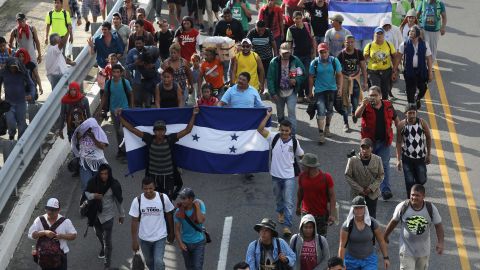 Una caravana de migrantes cruza a México.