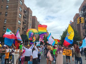 La bandera arcoíris ondeo en las calles de Queens.