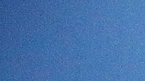 Una residente de Puerto Rico habla desde la terraza de su domicilio.