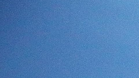 Una residente de Puerto Rico habla desde la terraza de su domicilio.