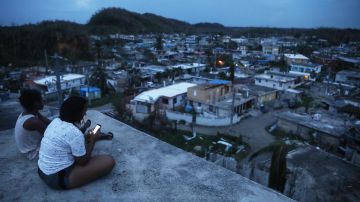 Una residente de Puerto Rico habla desde la terraza de su domicilio.
