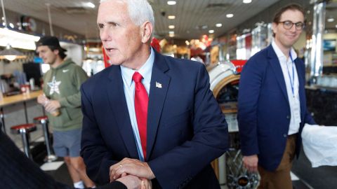 El exvicepresidente Mike Pence en un acto de campaña en New Hampshire.