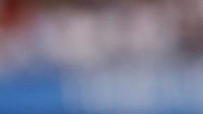 Karim Benzema celebra con la afición al marcar su último gol con la camiseta del Real Madrid.