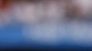 Karim Benzema celebra con la afición al marcar su último gol con la camiseta del Real Madrid.