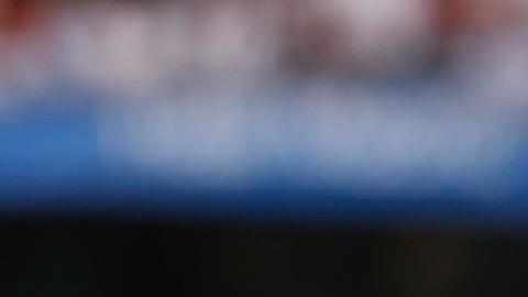 Karim Benzema celebra con la afición al marcar su último gol con la camiseta del Real Madrid.