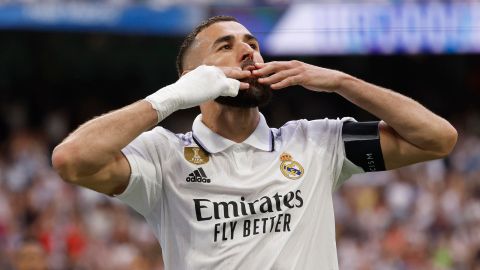 Karim Benzema celebra con la afición al marcar su último gol con la camiseta del Real Madrid.