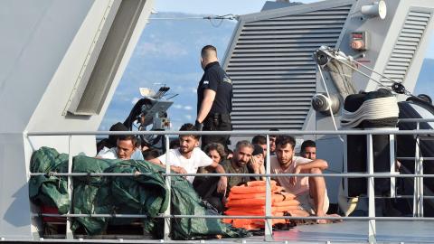 Un grupo de inmigrantes llegan al puerto de Kalamata