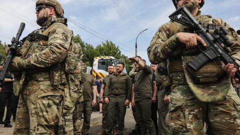 Visita de Zelenski a Jersón para coordinar las labores de rescate tras las inundaciones por la presa de Kajovka.