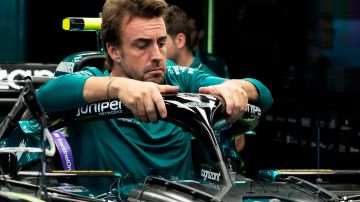 El español Fernando Alonso inspecciona su monoplaza de Aston Martin en el marco del GP de España.