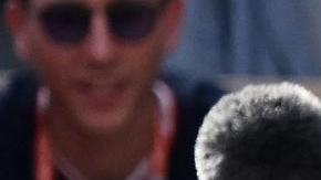 Novak Djokovic y Carlos Alcaraz se saludas tras finalizar su encuentro de semifinales en el Roland Garros.