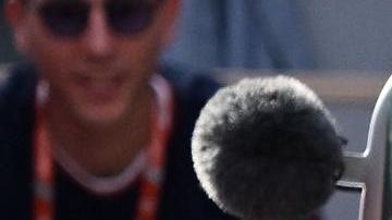 Novak Djokovic y Carlos Alcaraz se saludas tras finalizar su encuentro de semifinales en el Roland Garros.