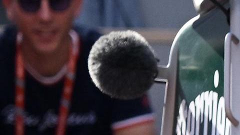 Novak Djokovic y Carlos Alcaraz se saludas tras finalizar su encuentro de semifinales en el Roland Garros.