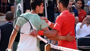 Novak Djokovic y Carlos Alcaraz se saludas tras finalizar su encuentro de semifinales en el Roland Garros.