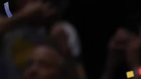 El dueño de Denver Nuggets, Stan Kroenke, sostiene el trofeo de campeón de la NBA.