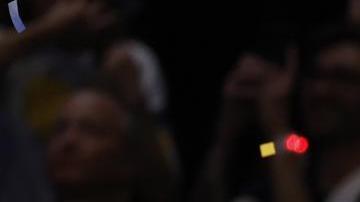 El dueño de Denver Nuggets, Stan Kroenke, sostiene el trofeo de campeón de la NBA.