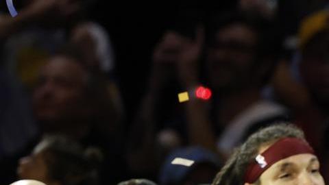 El dueño de Denver Nuggets, Stan Kroenke, sostiene el trofeo de campeón de la NBA.