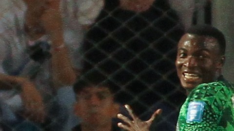 Ibrahim Muhammad de Nigeria celebra su gol ante Argentina.