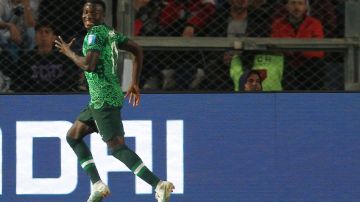 Ibrahim Muhammad de Nigeria celebra su gol ante Argentina.