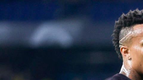 Rodrigo (#11) celebra con Eder Militao (L) su gol ante Guinea.