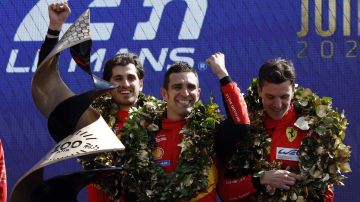 De izquierda a derecha: Antonio Giovinazzi , Alessandro Guidi y James Paladon, celebran tras ganar las 24 horas de Le Mans.