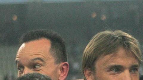 Silvio Berlusconi (centro) celebra la última Champions League ganada por el Milan en 2007.