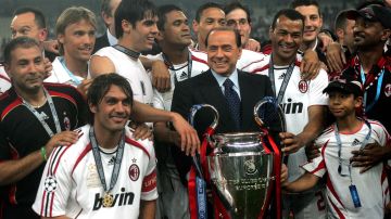 Silvio Berlusconi (centro) celebra la última Champions League ganada por el Milan en 2007.
