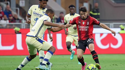 Brahim Diaz (derecha) disputa un balón en el partido entre el Milan y Hellas Verona por la Serie A.