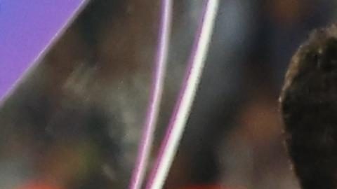 Ilkay Gundogan celebra cargando "La Orejona" tras ganar la final de la Champions League.
