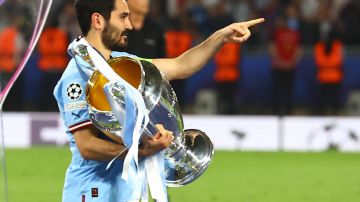 Ilkay Gundogan celebra cargando "La Orejona" tras ganar la final de la Champions League.