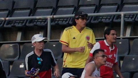 Pelea entre aficionados colombianos durante el partido de Colombia vs Irak. Manuel Bruque / EFE
