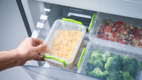 Al descongelar un alimento las bacterias se multiplican, por eso no se recomienda volver a congelarla
