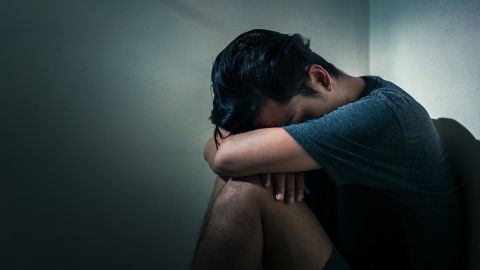 La  terapia puede ayudar a alguien   proporcionándole un espacio seguro y confidencial para hablar sobre sus problemas emocionales.