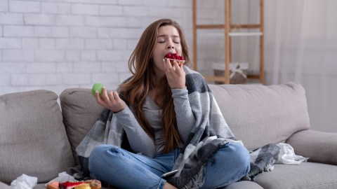 Para combatir la ansiedad se recomienda controlar la frecuencia de lo que comes