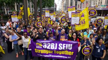 Centenares de trabajadores se reunieron  para protestar este jueves en el centro de Manhattan.